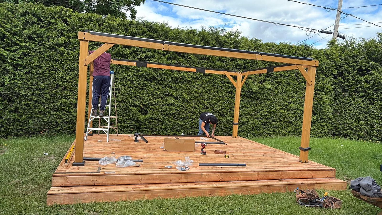 Structure de pergola au-dessus d'un coin détente