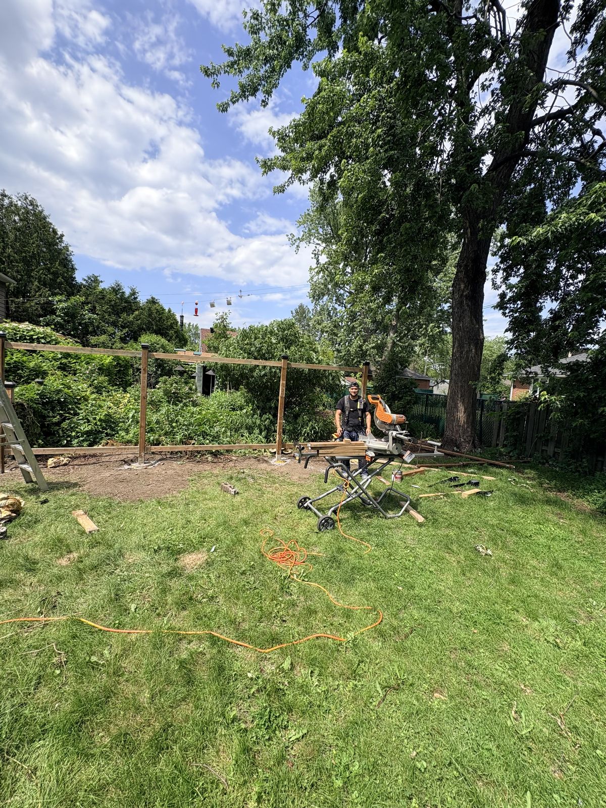 Section de clôture en bois dans une cour