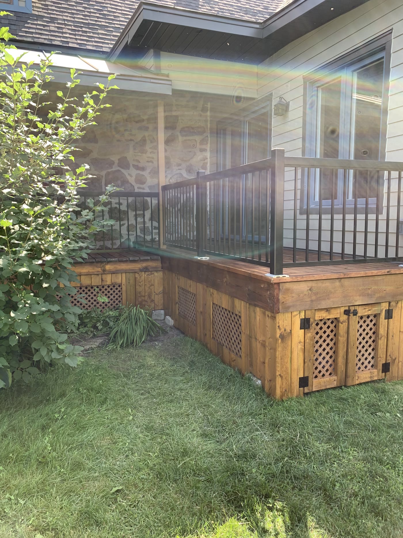 Deck avec rampe d'aluminium, jupe en bois et rangement intégré