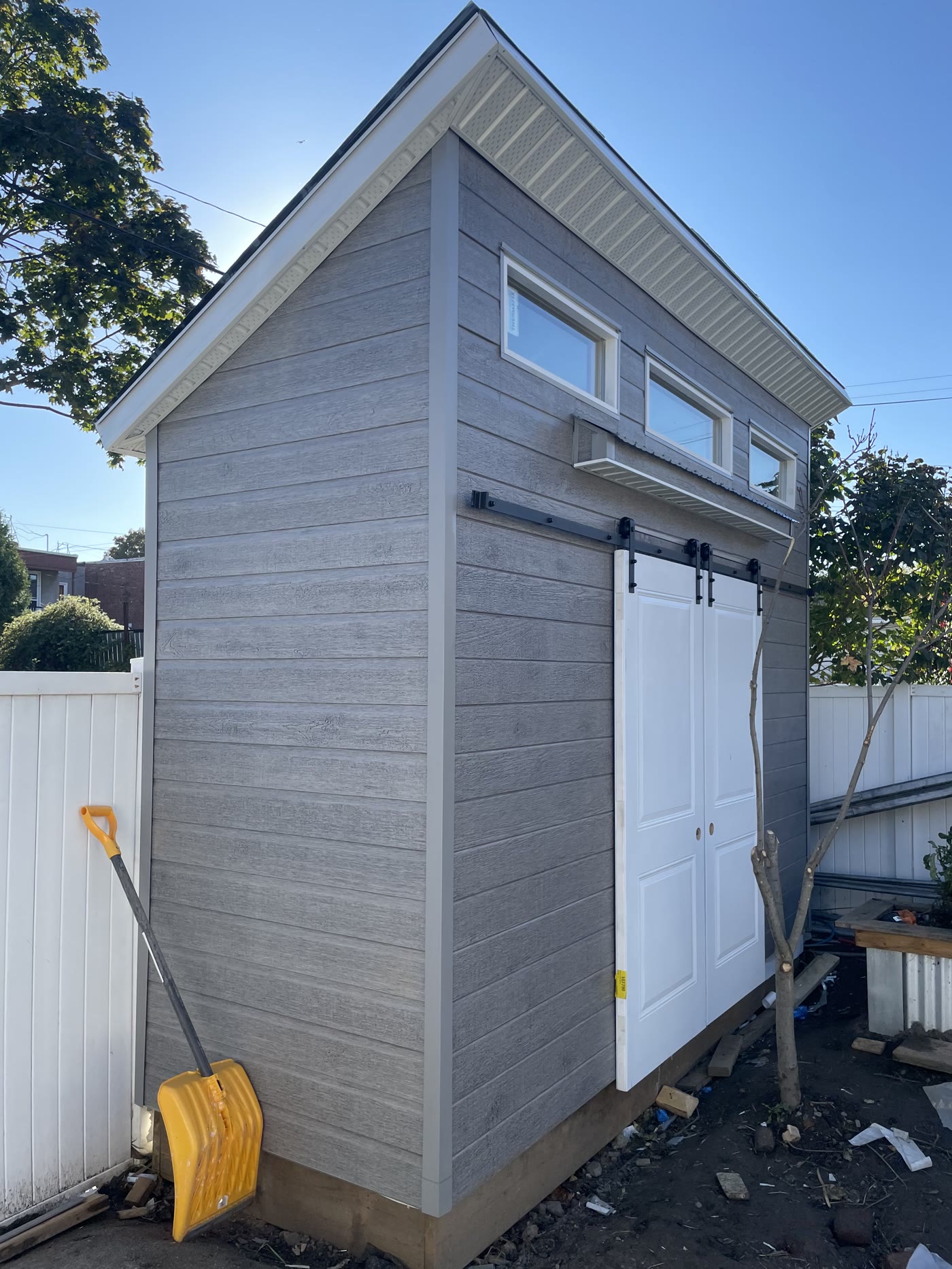 Cabanon moderne gris avec portes coulissantes de style grange