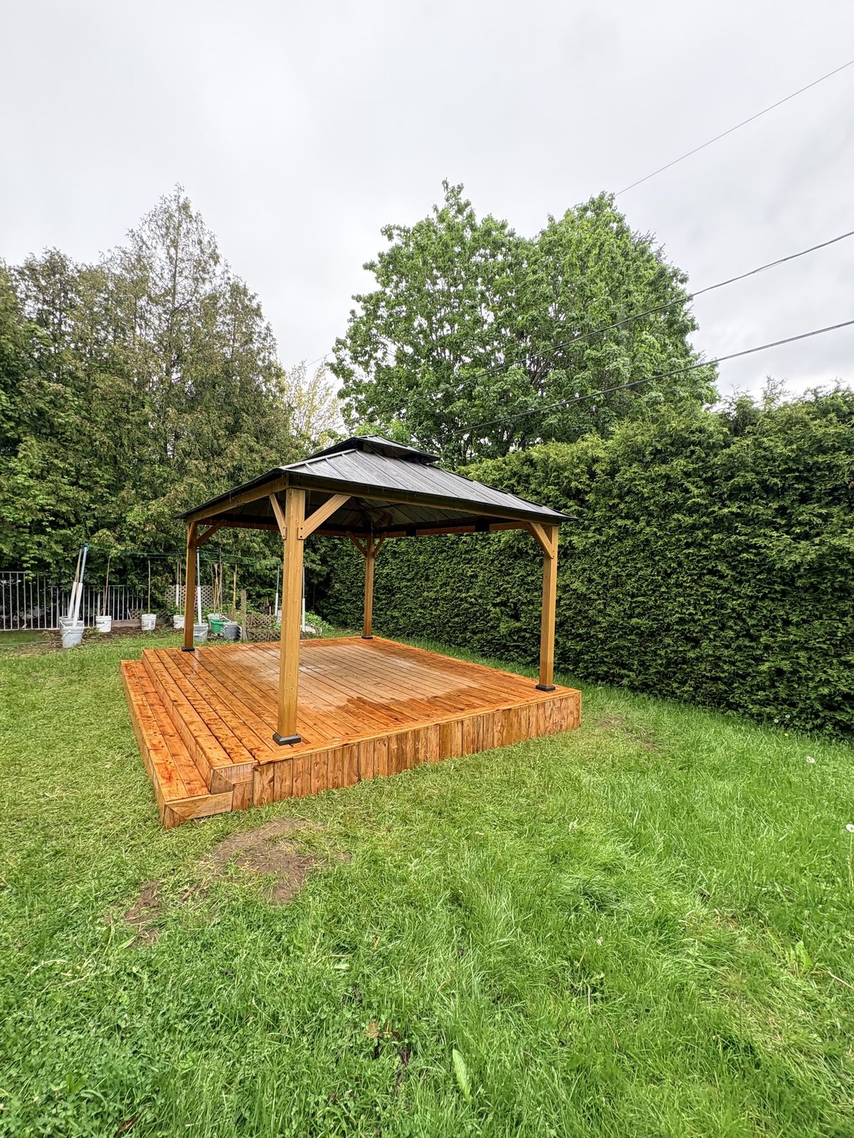 Patio sur mesure aménagé dans une cour résidentielle