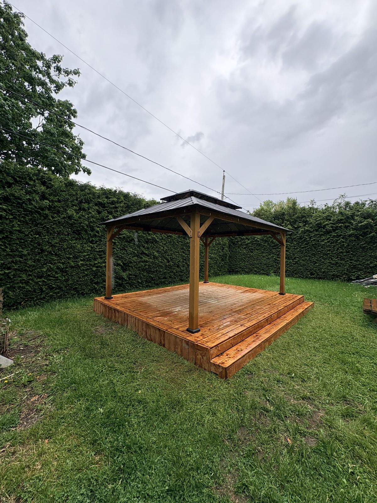 Aménagement extérieur avec terrasse en bois