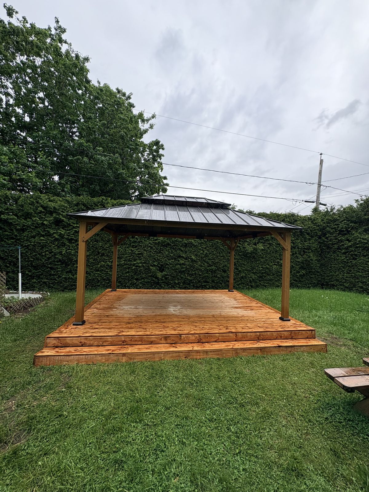 Détail de finition d'une terrasse en bois