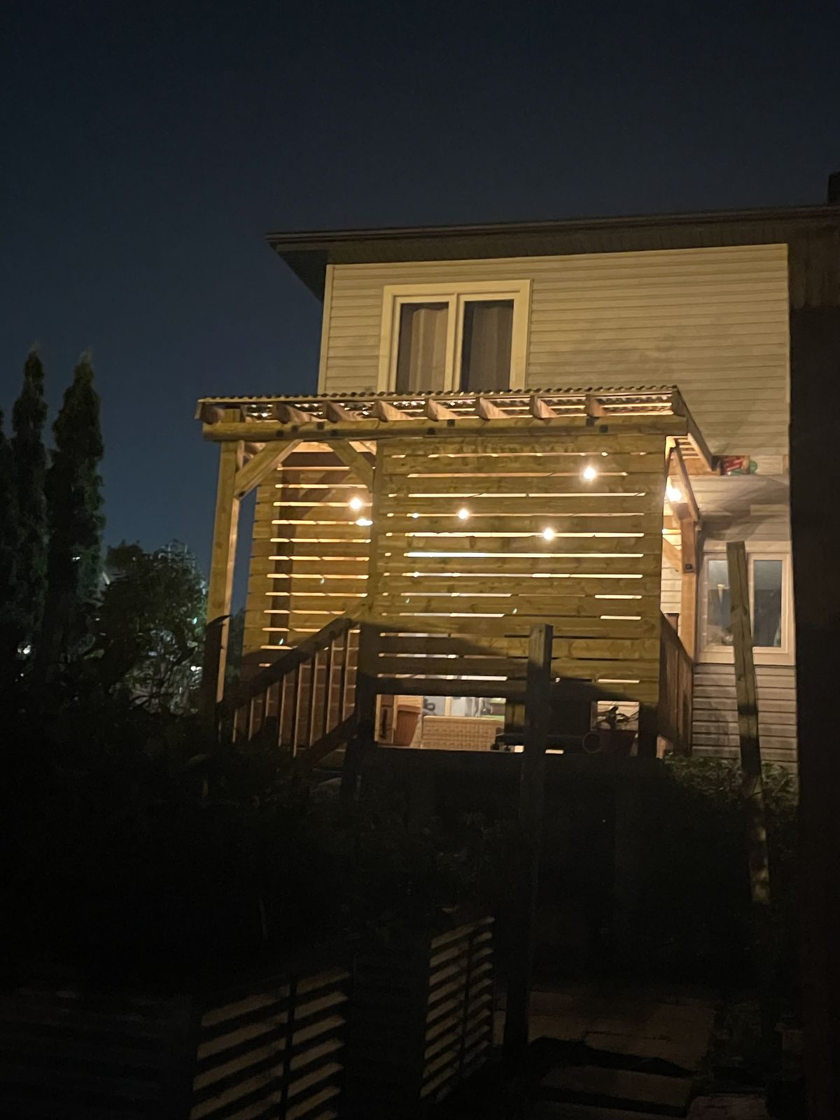 Pergola installée au-dessus d'un espace patio